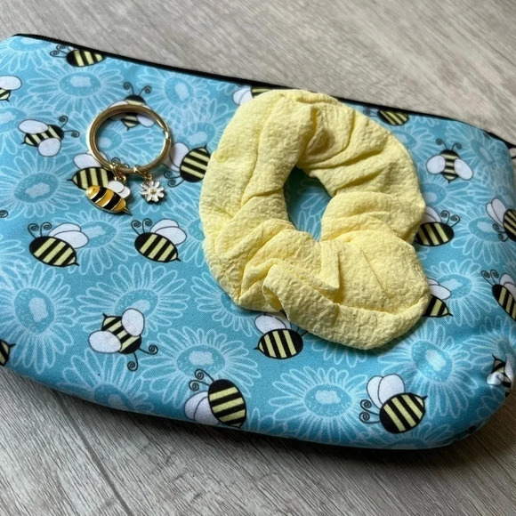 Bumble bee 🐝 cosmetic bag with matching keychain and ponytail. - Picture 3 of 9